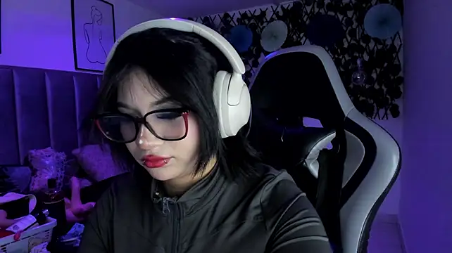 Kitty_Gang live cam on StripChat