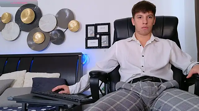 ThomasEdisonn live cam on StripChat
