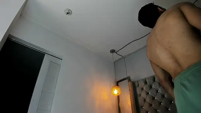 latinhotmuscle live cam on StripChat