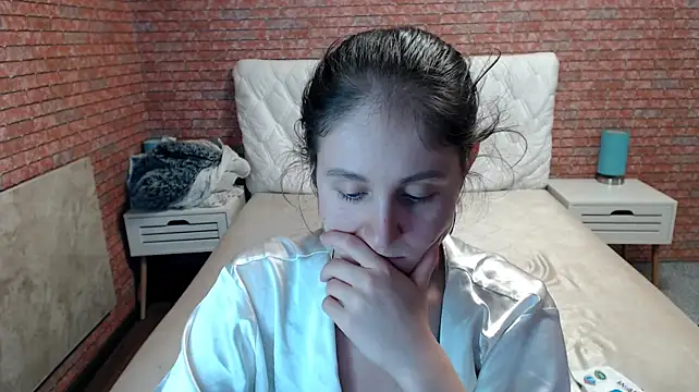 Holliy_Cooper live cam on StripChat