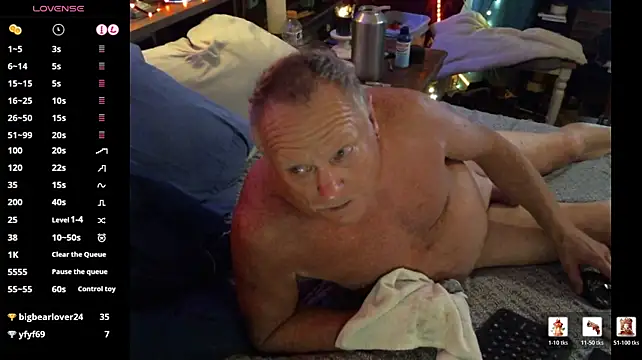 Pussyeat2please webcam