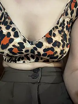 LuxeAura live cam on StripChat