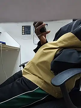 THATHAIRYTALLDUDE webcam