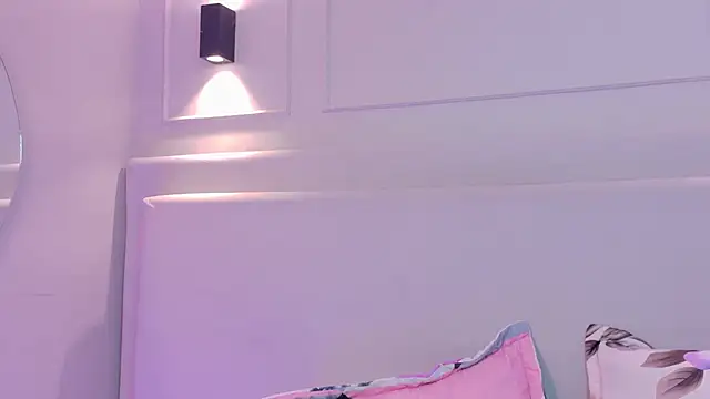 NaomiKlarc webcam