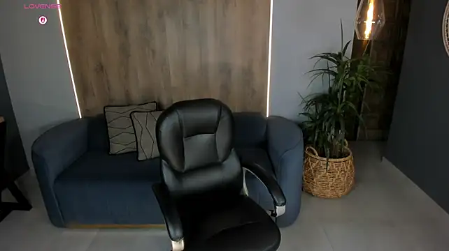 NatalieLewis live cam on StripChat