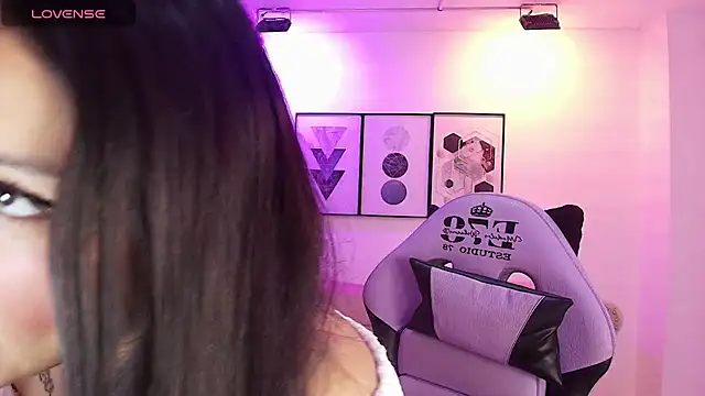 Maddie_T18 live cam on StripChat
