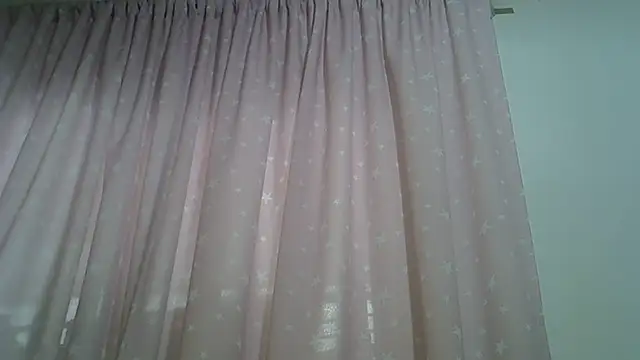 SkinnyKitten live cam on StripChat