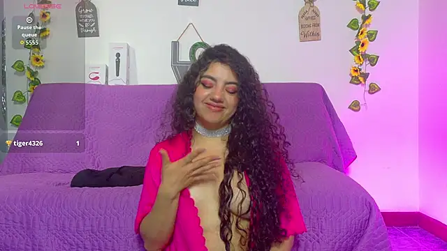 emiily_curly