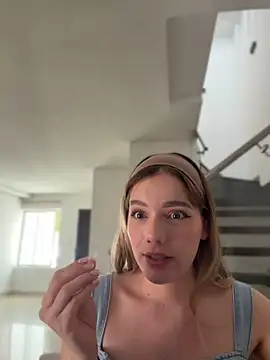 NicoleCut webcam