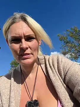 BustySwingingSlut live cam preview