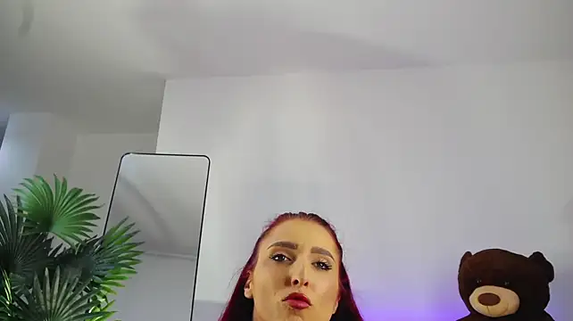 CrystalRedd live cam on StripChat