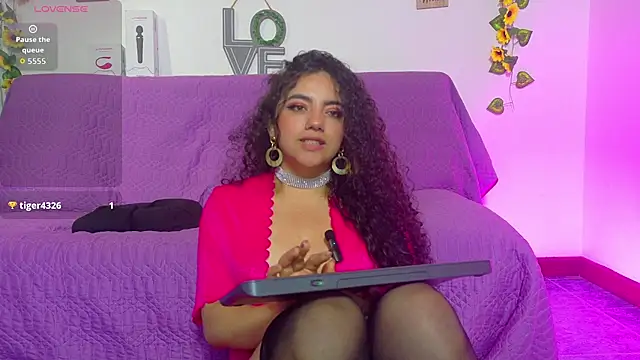 emiily_curly