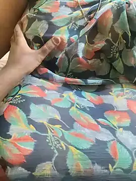 lilly_ellow (Ask my age) - Boobs suck with chocolate
