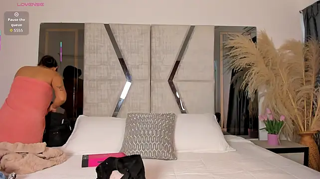 CarolineFyre live cam on StripChat