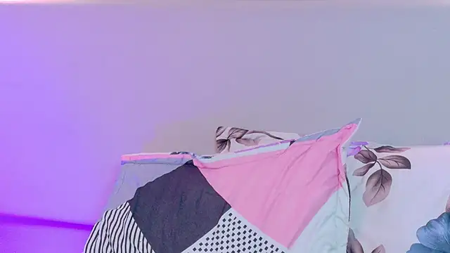 NaomiKlarc webcam