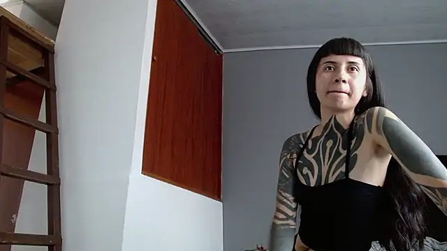 Emilia_1995 live cam on StripChat