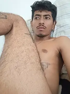 SkinniYamo live cam on StripChat