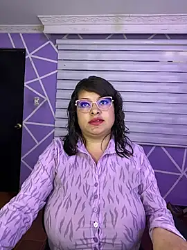 MiiaaJoness live cam on StripChat