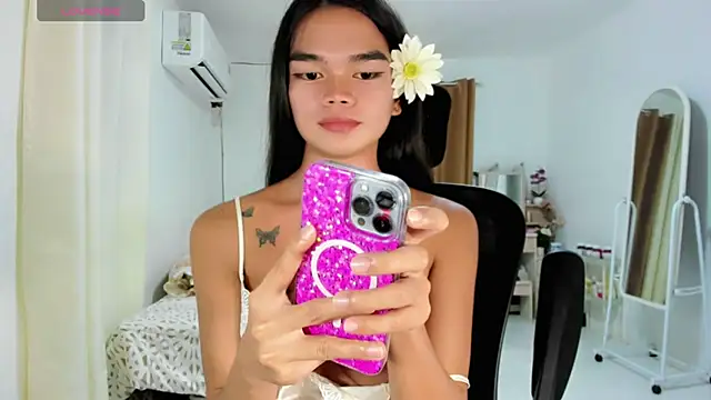 Model: kendall_petite18