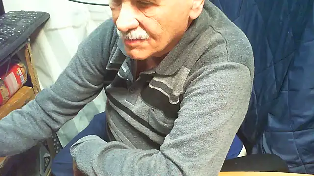 nonnomaturobisex (M grandpa) - giocare il cazzo,culo e piedi.in privato