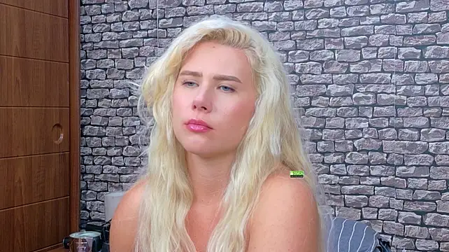 CuteBlondeMe webcam
