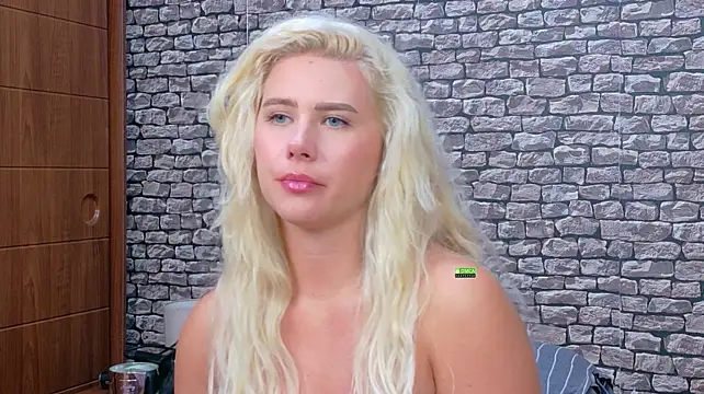 CuteBlondeMe webcam