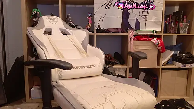 qelvrix (F young) - dildo in pussy