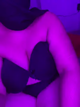 lola-sexy-hot live cam on StripChat