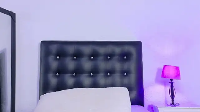 Skinny_hottie18 live cam on StripChat