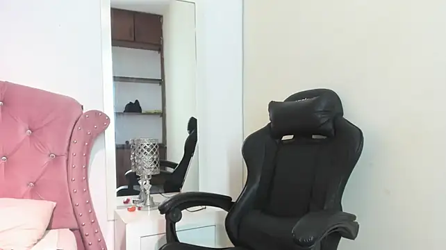 AlishOward35 live cam on StripChat