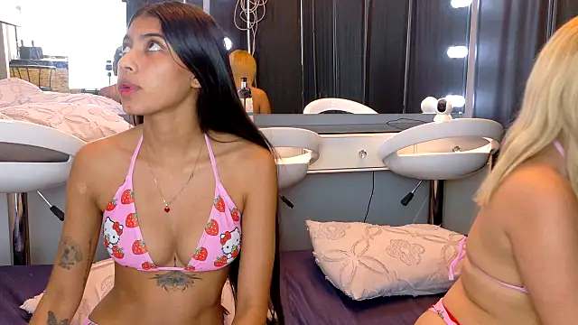 strawberrymia69 webcam