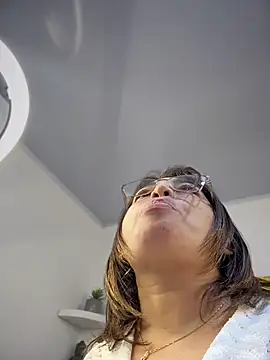 Exotic-girl webcam