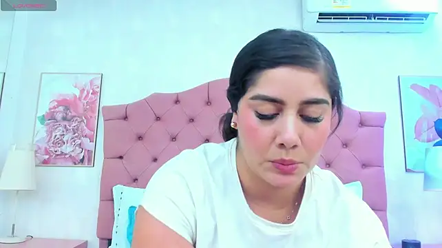 ThyaraJhons live cam on StripChat