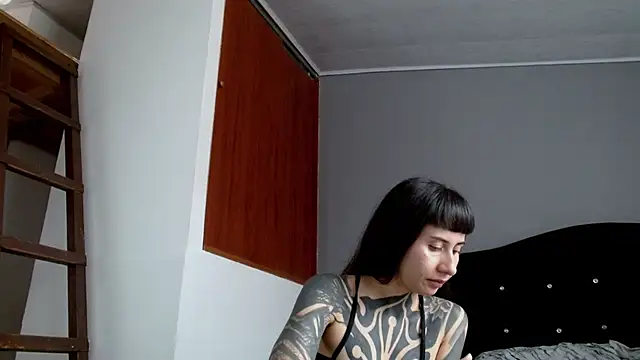 Emilia_1995 live cam on StripChat