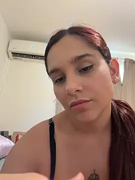 LuciaLatina live cam on StripChat