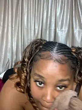 JuicyLuXx live cam on StripChat