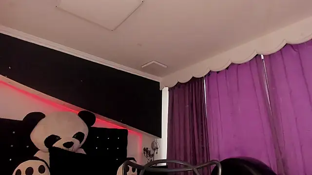 Coral_Gibson live cam on StripChat