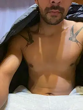 Chrisisnaked live cam on StripChat
