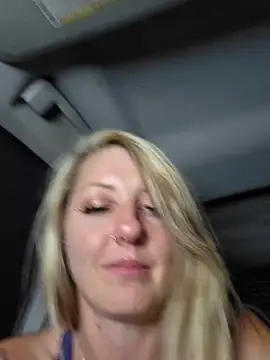 SheIsSomething live sex cam