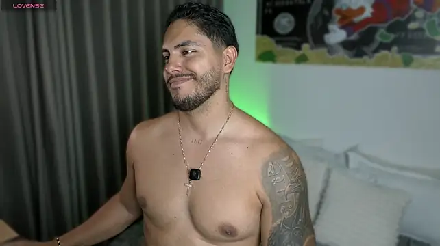 owen-pierces live cam on StripChat