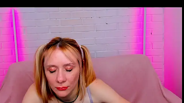 NikaBond live cam on StripChat