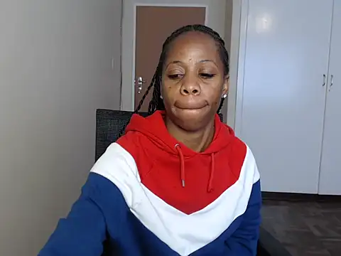 QUEENMANDYY webcam