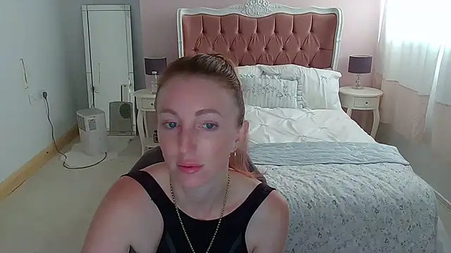 Red_firesquirt webcam