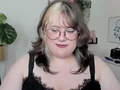 OpheliaLush webcam