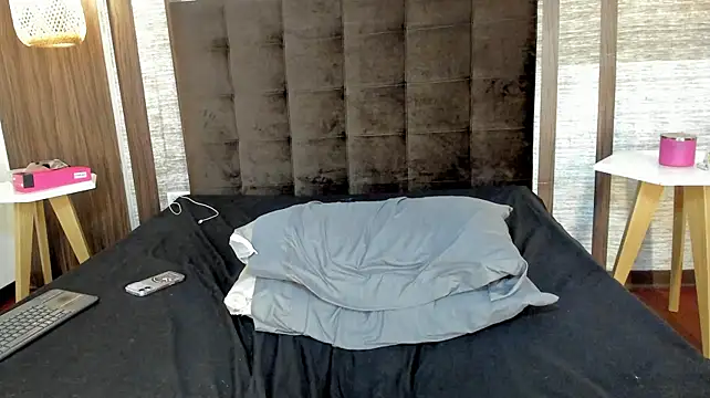 Hannah_Cross live cam on StripChat