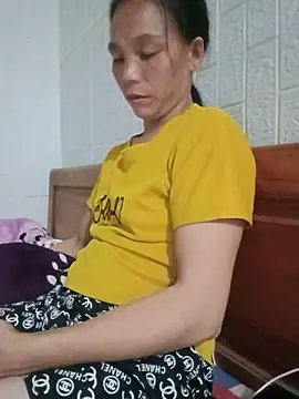 Jadi_M live cam on StripChat
