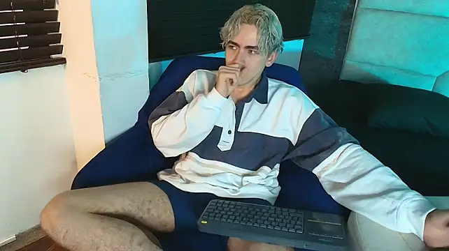 Tyler_Mcrey live cam on StripChat