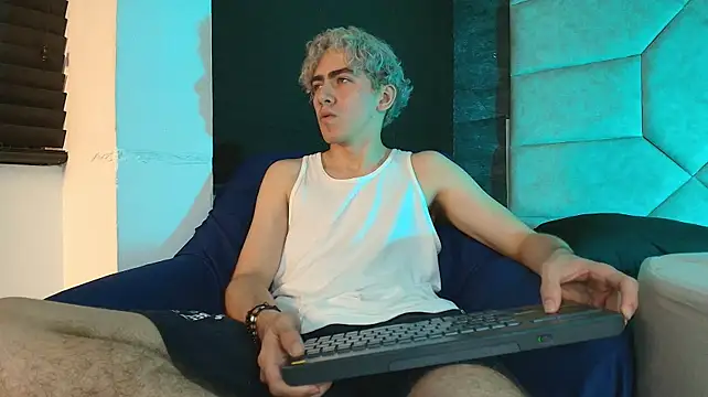 Tyler_Mcrey live cam on StripChat