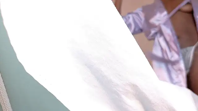ahvi_ebony webcam