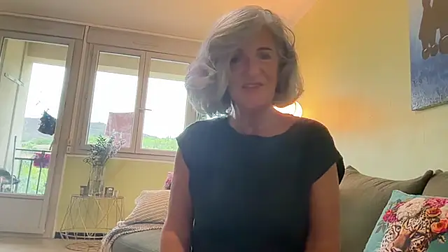 NaughtyMonicaUK webcam